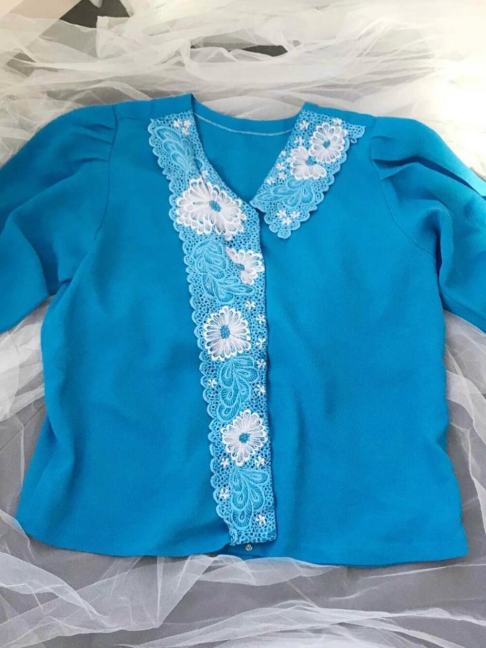90s Floral v-neck lace collared blouse in blue , Puff sleeve shirt